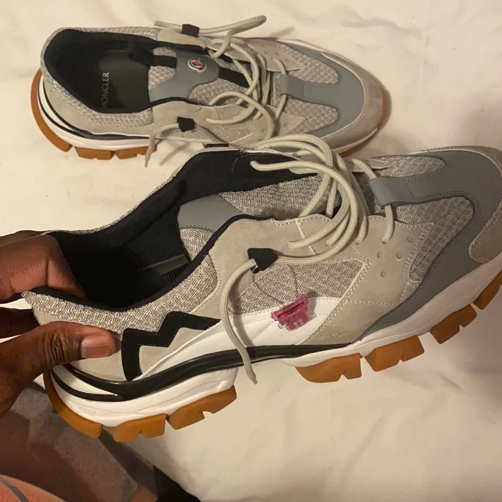 I’m selling this Moncler shoes including the Box. - Picture 4 of 4